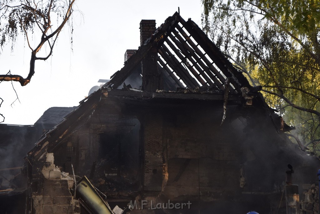 Grossfeuer Einfamilienhaus Siegburg Muehlengrabenstr P1000.JPG - Miklos Laubert